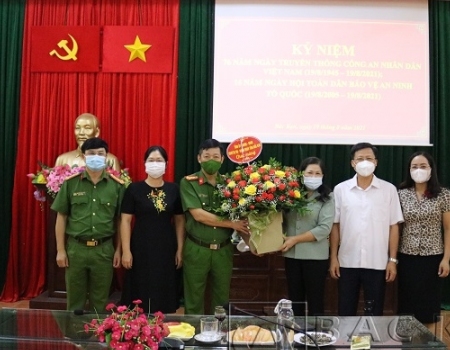 Đồng chí Phương Thị Thanh, Phó Bí thư Thường trực Tỉnh ủy, Chủ tịch HĐND tỉnh Bắc Kạn và các đồng chí trong đoàn công tác tặng hoa chúc mừng cán bộ, chiến sỹ Công an tỉnh nhân dịp kỷ niệm 76 năm Ngày truyền thống Công an nhân dân Việt Nam