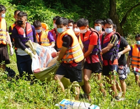 Lực lượng chức năng đưa thi thể nạn nhân lên bờ