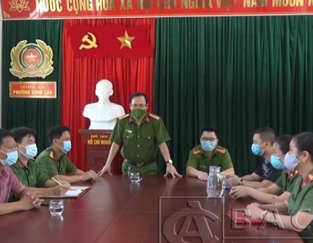 Thượng tá Bùi Tuấn Hùng, Trưởng Công an thành phố Bắc Kạn biểu dương các lực lượng tham gia truy xét