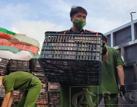 Ảnh  CBCS Công an tỉnh tham gia bốc xếp hàng hóa ủng hộ nhân dân TP Hồ Chí Minh chống dịch Covid   19