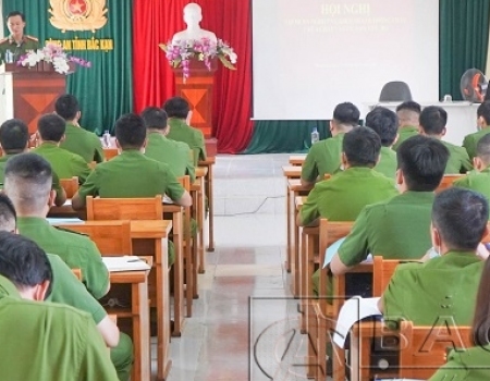 Báo cáo viên Phòng Cảnh sát PCCC và CNCH Công an tỉnh truyền tải nội dung, nghiệp vụ đến học viên