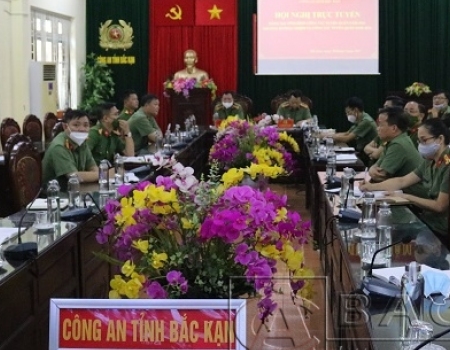 Đại tá Hà Văn Tuyên, UVBTV tỉnh ủy, Bí thư Đảng ủy, Giám đốc Công an tỉnh chủ trì hội nghị tại điểm cầu Bắc Kạn
