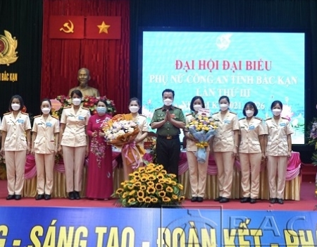 Đồng chí Hà Thị Liễu, Đại tá Hà Văn Tuyên tặng hoa chúc mừng Ban chấp hành Hội Phụ nữ Công an tỉnh khóa III, nhiệm kỳ 2021  2026