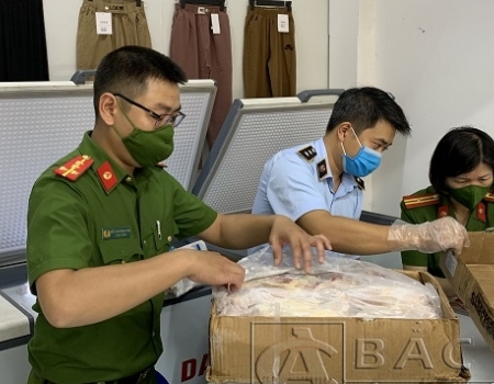 Lực lượng chức năng kiểm tra tại nhà bà Ly