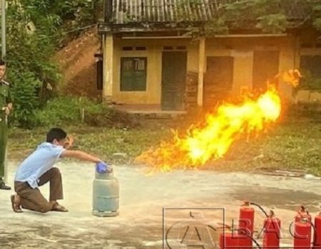 Cán bộ Phòng Cảnh sát PCCC và CNCH hướng dẫn học viên xử lý cháy bình ga