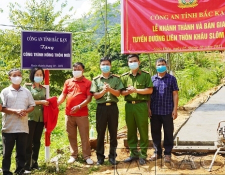 Đại diện Công an tỉnh và chính quyền địa phương cắt băng khánh thành công trình đường giao thông nông thôn
