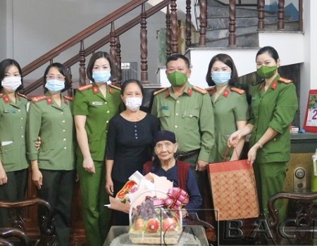 Đại tá Đinh Quang Huy và đoàn công tác tặng hoa chúc mừng Mẹ