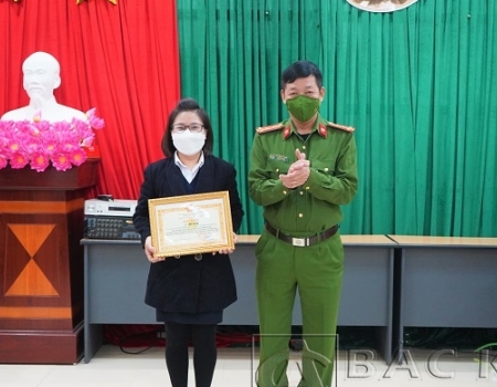 Đại tá Hà Trọng Trung – Phó Giám đốc Công an tỉnh trao giấy khen cho chị Nông Thị Lan