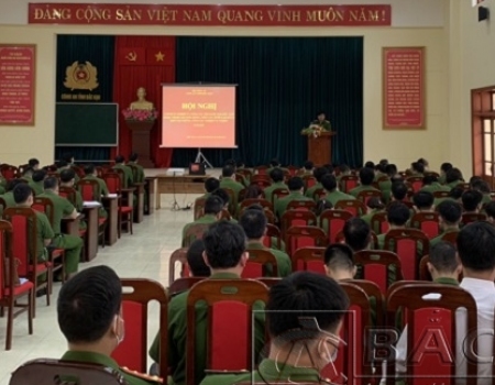 Đại tá Nguyễn Thanh Tuân, Phó Giám đốc Công an tỉnh phát biểu khai mạc lớp tập huấn