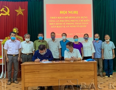 Ban chỉ đạo xây dựng Công an phường điển hình về phong trào toàn dân bảo vệ an ninh Tổ quốc và đại diện các tổ dân phố trên địa bàn phường ký cam kết xây dựng Công an phường điển hình về phong trào toàn dân bảo vệ an ninh Tổ quốc