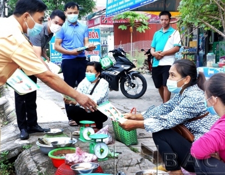 Phòng Cảnh sát giao thông (Công an tỉnh) tổ chức tuyên truyền tuyên truyền lưu động, phát tờ rơi tuyên truyền về ATGT cho người dân tại thị trấn Đồng Tâm (Chợ Mới)