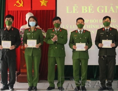 Đại tá Hà Trọng Trung   Phó Bí thư Đảng ủy, Phó Giám đốc Công an tỉnh trao Chứng nhận cho các học viên tiêu biểu