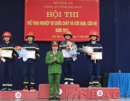 Đại tá Nguyễn Thanh Tuân, Phó Giám đốc Công an tỉnh trao giải cho các đội tuyển