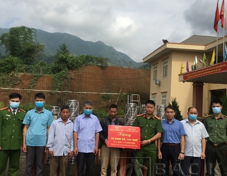 Thượng tá Tống Văn Công   Trưởng Công an huyện và ông Nguyễn Văn Thắng   Giám đốc Công ty TNHH Vàng bạc Thắng Oanh tặng quà cho nhân dân xã Cổ Linh