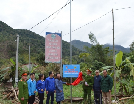 Đại diện Chi bộ Phòng Cảnh sát cơ động Công an tỉnh và cấp uỷ chính quyền địa phương cắt băng khánh thành và bàn giao công trình