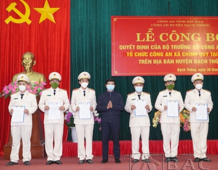 Đồng chí Đinh Quang Hưng- Phó Chủ tịch UBND huyện Bạch Thông trao Quyết định điều động bổ nhiệm cho các đồng chí Phó trưởng Công an xã