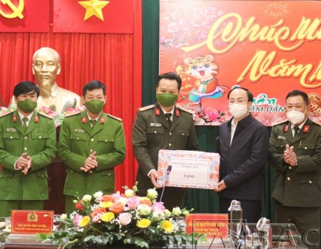 Đồng chí Nguyễn Đăng Bình, Phó Bí thư Tỉnh ủy, Chủ tịch UBND tỉnh tặng quà, chúc tết Công an tỉnh.