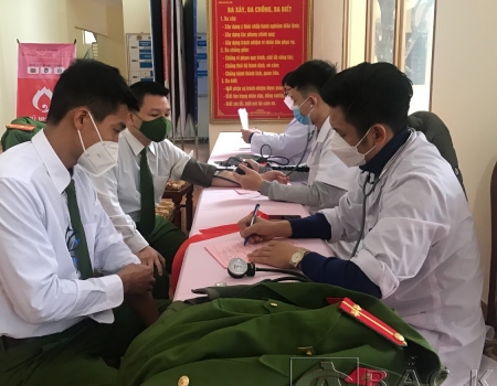 CBCS khám sàng lọc trước khi hiến máu
