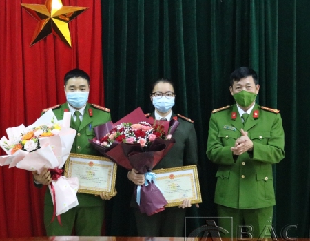 Đại tá Hà Trọng Trung trao giấy khen cho các cá nhân