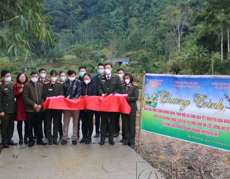 Đại tá Vũ Văn Quân, Phó Giám đốc Công an tỉnh và đại diện chính quyền địa phương cắt băng khánh thành công trình đường giao thông liên thôn