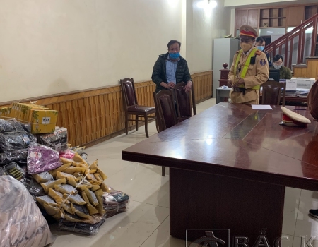 Phòng Cảnh sát giao thông Công an tỉnh bàn giao lô hàng hoá không rõ nguồn gốc xuất xứ cho Cục quản lý thị trường tỉnh.