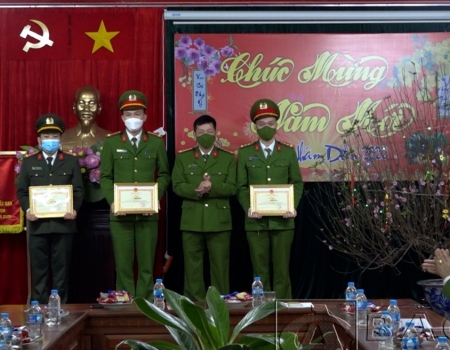 Đại tá Hà Trọng Trung trao giấy khen cho các cá nhân trong vụ triệt phá đường dây đánh bạc