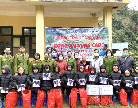 Đoàn thiện nguyện trao quà cho các em học sinh