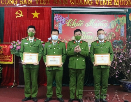  Đại tá Hà Trọng Trung, Phó Giám đốc Công an tỉnh trao thưởng đột xuất cho các tập thể, cá nhân.