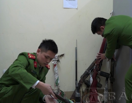 Công an xã Nguyên Phúc huyện Bạch Thông kiểm tra, thống kê số vũ khí thu hồi