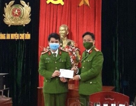 Thượng tá Trần Thanh Bình, Trưởng Công an huyện thưởng nóng Công an xã Nghĩa Tá