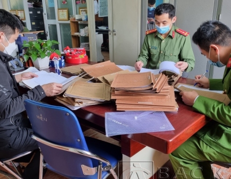 Cán bộ phòng hồ sơ Công an tỉnh kiểm tra, tiếp nhận hồ sơ lưu trữ của công an đơn vị địa phương.