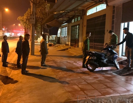 Công an phường Huyền Tụng phối hợp với lực lượng bảo vệ dân phố tuần tra, nhắc nhở người dân nâng cao ý thức bảo vệ tài sản (ảnh tư liệu)