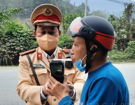 Cảnh sát giao thông Công an tỉnh kiểm tra nồng độ cồn đối với người tham gia giao thông