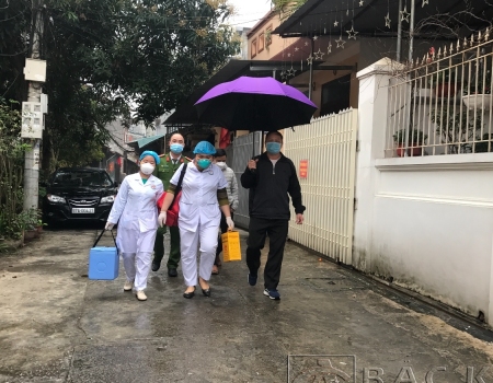 Tổ tiêm chủng lưu động cùng lực lượng hậu cần đảm bảo an toàn trong quá trình tiêm vắc xin tại nhà cho người già, yếu .