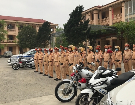 Đại tá Nguyễn Thanh Tuân, Phó Giám đốc Công an tỉnh giao nhiệm vụ cho lực lượng CSGT tại lễ ra quân cao điểm kiểm tra, kiểm soát an toàn giao thông