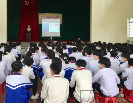 Tuyên truyền những phương thức, thủ đoạn của tội phạm mạng và tội phạm sử dụng công nghệ cao cho các em học sinh nhà trường.