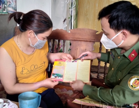 Cán bộ Phòng an ninh đối ngoại tuyên truyền cho người dân xã Nam Cường, huyện Chợ Đồn
