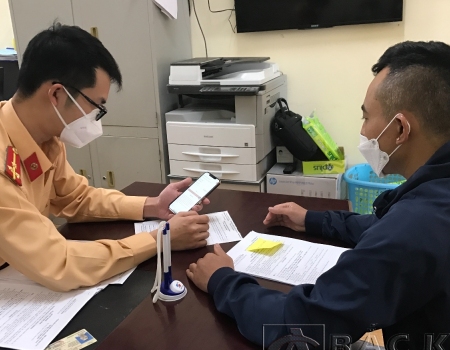Cán bộ Phòng CSGT Công an hướng dẫn người vi phạm trật tự ATGT các bước nộp phạt trên Cổng dịch vụ công Quốc gia 