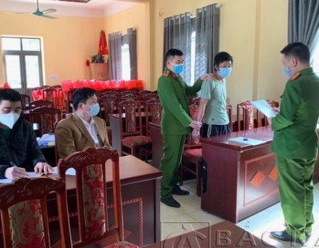 Lực lượng công an thi hành lệnh bắt đối tượng Tạ Văn Thường