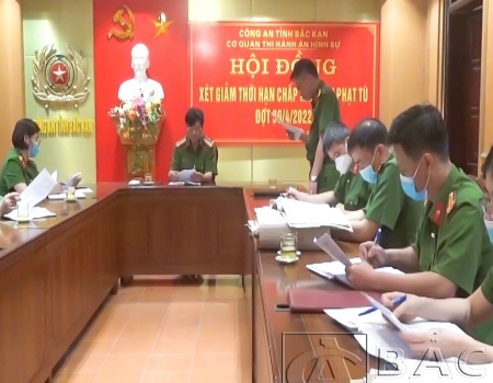 Hội đồng họp, xét đề nghị giảm thời hạn chấp hành án phạt tù cho phạm nhân dịp 30.4