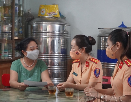 Phòng Cảnh sát giao thông tuyên truyền về công tác đăng ký, quản lý phương tiện giao thông cơ giới đường bộ tại thành phố Bắc Kạn.