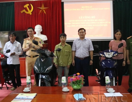 Lãnh đạo Cục Cảnh sát giao thông trao phương tiện cho công dân