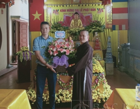 Trung tá nguyễn Quang Điệp - Phó trưởng Phòng An ninh nội địa chúc mừng Ban trị sự giáo hội phật giáo Việt Nam tỉnh Bắc Kạn