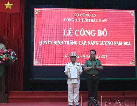 Đại tá Hà Văn Tuyên trao Quyết định nâng lương của Bộ Công an cho Đại tá Đinh Quang Huy, Phó Giám đốc Công an tỉnh