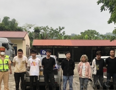 Phòng Cảnh sát giao thông Công an tỉnh Bắc Kạn bàn giao 07 trường hợp người Trung Quốc nhập cảnh trái phép vào Việt Nam cho các đơn vị nghiệp vụ điều tra, xử lý theo quy định.