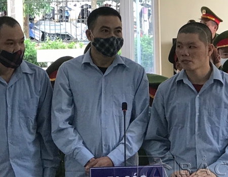 Từ trái qua phải: Các bị cáo:  Lường Văn Hồng, Quàng Văn Thương và Lò Văn Xôm tại phiên tòa 