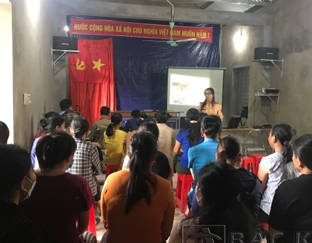 Phòng CSGT tăng cường công tác tuyên truyền Luật giao thông đường bộ, những điểm mới trong công tác đăng ký, cấp biển số xe tại Công an cấp huyện, cấp xã tại xã Thanh Vận, huyện Chợ Mới