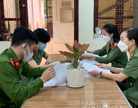 Tổ khảo sát đo lường Công an tỉnh hướng dẫn Công an huyện Chợ Đồn tổ chức đo lường sự hài lòng của người dân.