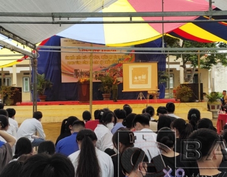Phòng cảnh sát điều tra tội phạm về ma tuý Công an tỉnh tuyên truyền tại thị trấn Nà Phặc, huyện Ngân Sơn