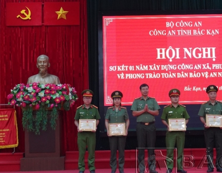  Đại tá Vũ Văn Quân trao Giấy khen cho các tập thể, cá nhân.
